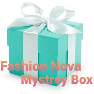 Clothing mystrey box new look box fashion nova